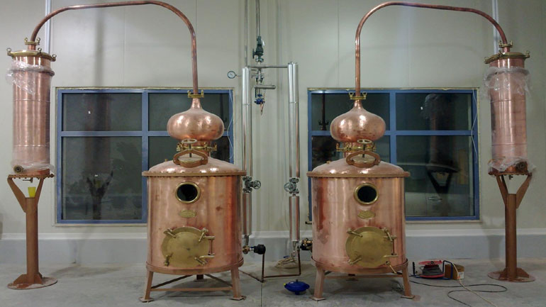 Μεγάλες ποσότητες παράνομου και επικίνδυνου τσίπουρου εντόπισε η ΑΑΔΕ