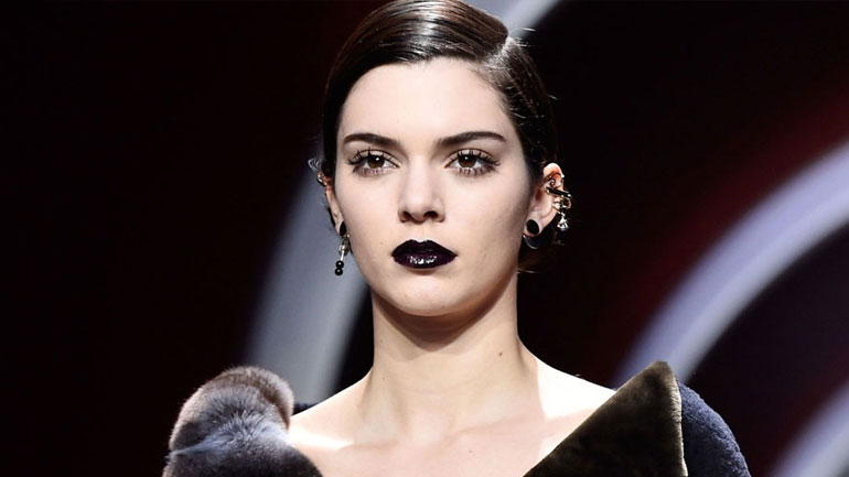 Αυτές τις γιορτές πείτε «ναι» στα dark lips κι απογειώστε το μακιγιάζ σας