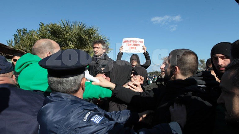 Ένταση στη συγκέντρωση διαμαρτυρίας έξω από το Αττικό Ζωολογικό Πάρκο για τους ιαγουάρους