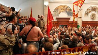  Από τα επεισόδια στη βουλή της ΠΓΔΜ τον Απρίλιο του 2017