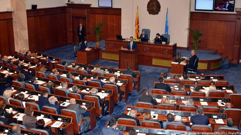 FAZ: Αμφιλεγόμενοι συμβιβασμοί στην ΠΓΔΜ