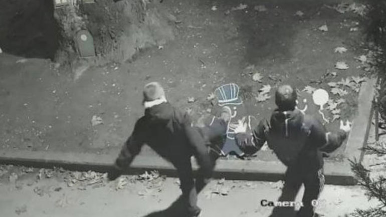 Τρίκαλα: Ο δήμαρχος «επικήρυξε» νεαρούς για βανδαλισμούς στα χριστουγεννιάτικα στολίδια της πόλης