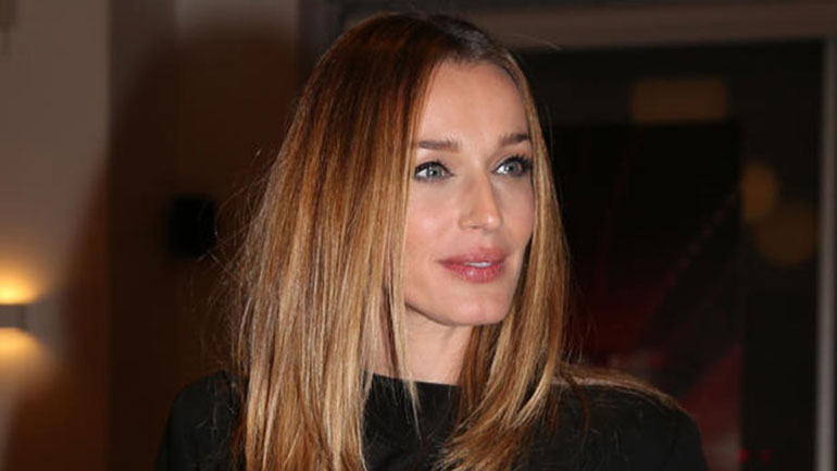 Η Κάτια Ζυγούλη φωτογραφίζεται με σέξι εμφάνιση δίπλα στο χριστουγεννιάτικο δέντρο