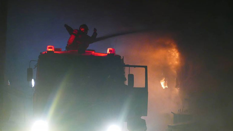 Υπό έλεγχο η πυρκαγιά σε εργοστάσιο στη Λάρισα