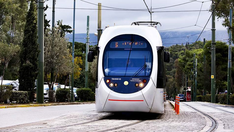 Άνδρας παρασύρθηκε από το τραμ στη Νέα Σμύρνη