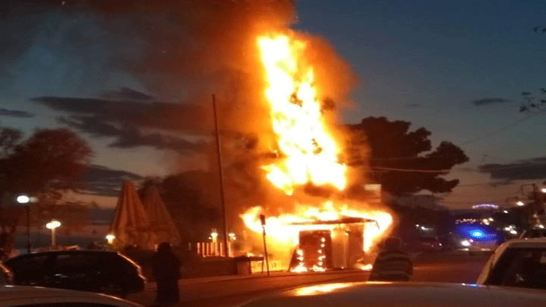 Εύβοια: Μεγάλη αναστάτωση από περίπτερο που τυλίχθηκε στις φλόγες