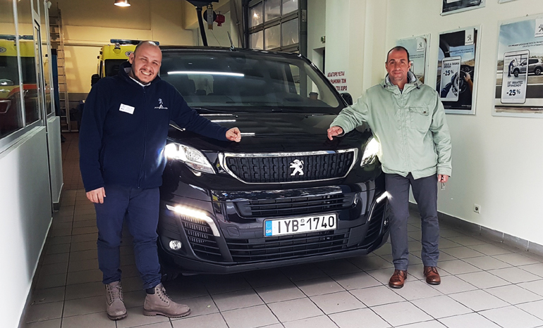 Δημήτρης Δέδες και Σταύρος Μπερδούσης (αριστερά) και στη μέση το Peugeot Traveller!