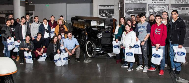 Αναμνηστική φωτογραφία στο Ελληνικό Μουσείο Αυτοκινήτου