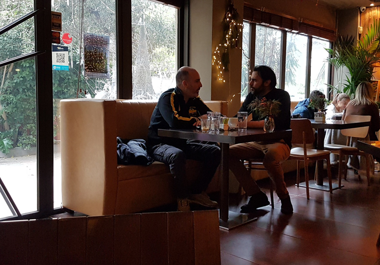 Ο Κωνσταντίνος Ανανιάδης (αριστερά) με τον Στήβεν Κανάρη στην 'Παλιά Αγορά'