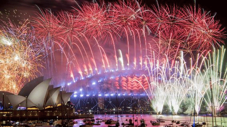 Με χιλιάδες βεγγαλικά γιορτάζουν οι Αυστραλοί την έλευση του 2019!