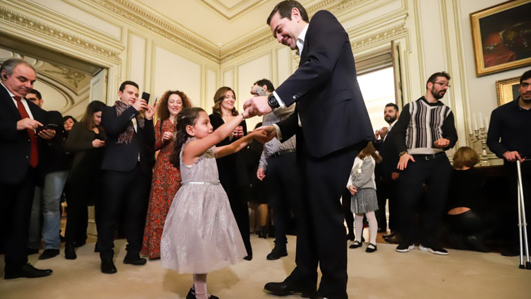 Κάλαντα και παιδικές αγκαλιές στο Μέγαρο Μαξίμου