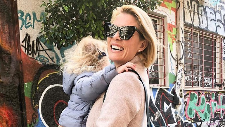 Βίκυ Καγιά: Βόλτες με την κόρη της στο κέντρο της Αθήνας λίγο πριν υποδεχτούν το νέο έτος!