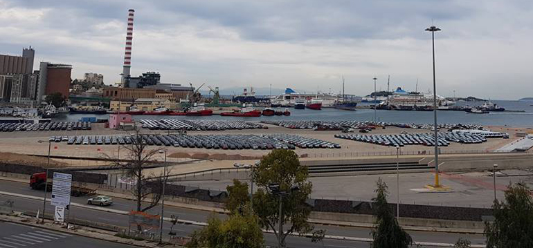 Η δουλειά δεν τελειώνει ποτέ στο λιμάνι του Πειραιά...