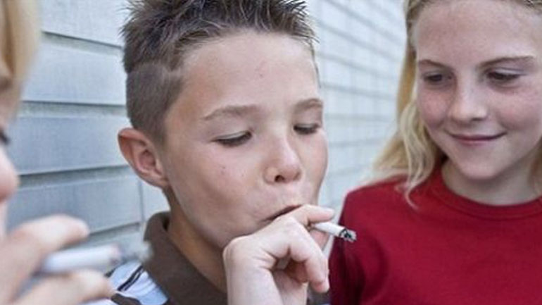 Τα παιδιά που έχασαν τον έναν γονέα πιο πιθανό να καπνίζουν