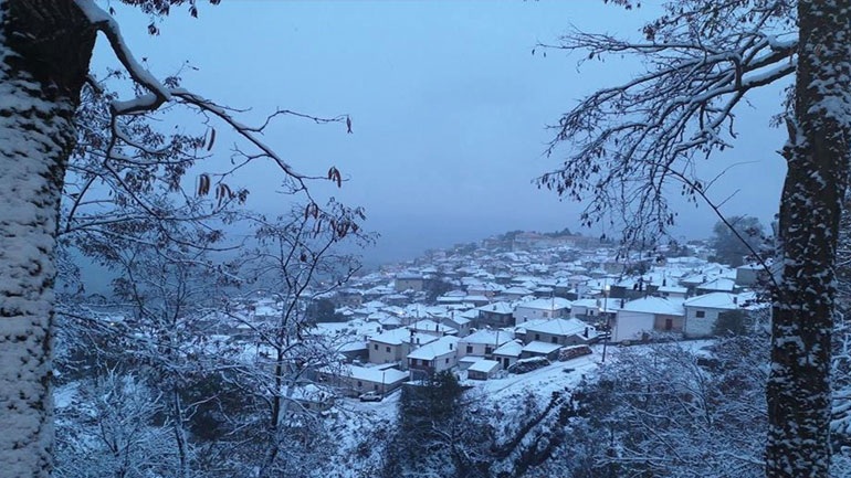 Λάρισα: Χιόνισε στα ορεινά του νομού – Πού χρειάζονται αντιολισθητικές αλυσίδες