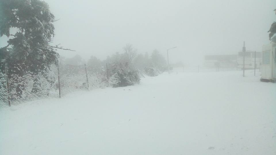 Meteoclub: Πρωινή φωτογραφία έξω από το καζίνο της Πάρνηθας. Υπολογίζεται ότι έχει ρίξει πάνω από 30-40 εκατοστά χιονιού