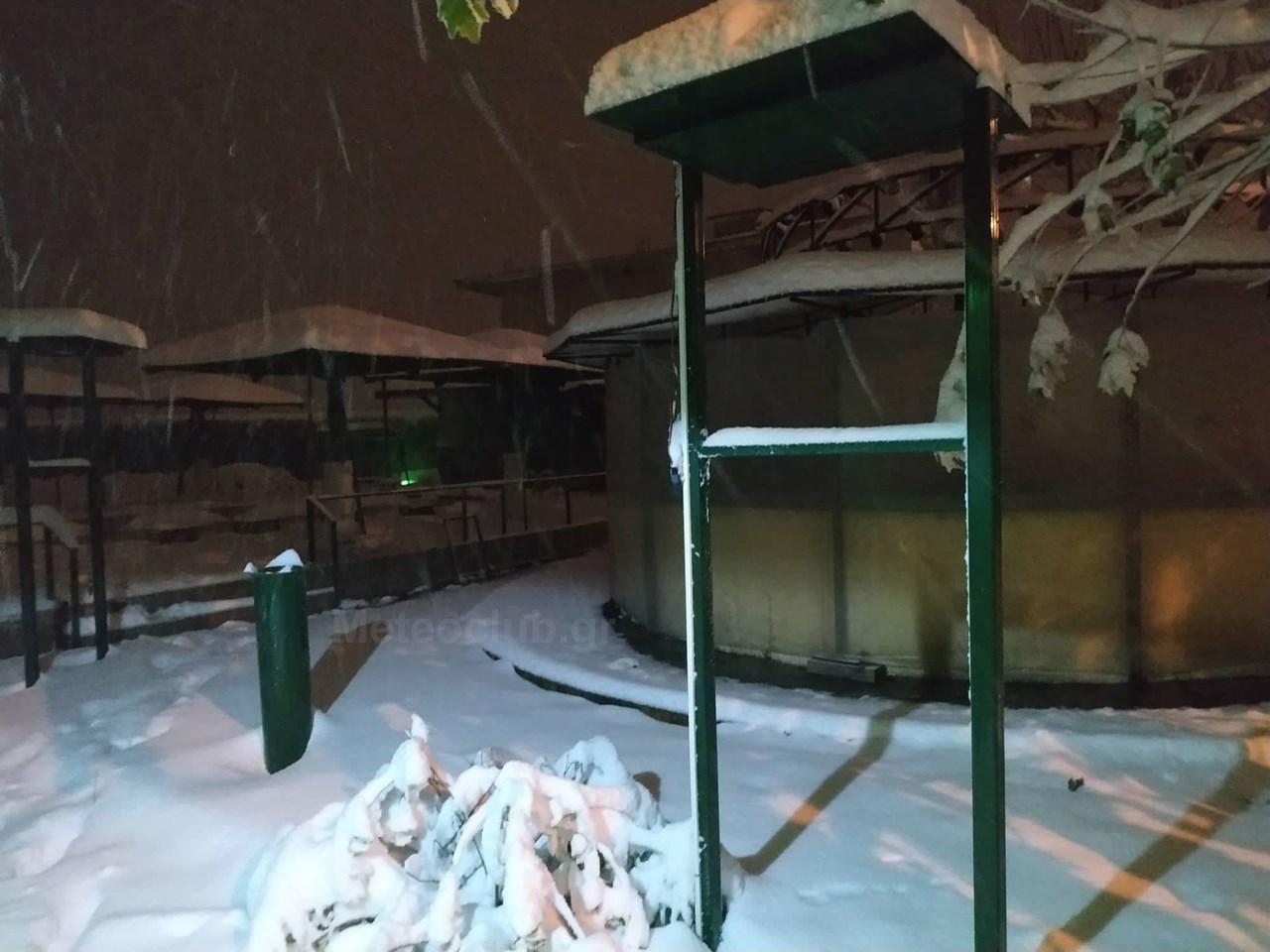 Σχεδόν 20-25 εκατοστά χιονιού έχει ήδη πέσει στη πόλη του Δομοκού και σε κάποια σημεία φτάνει και τα 30-35 εκατοστά.