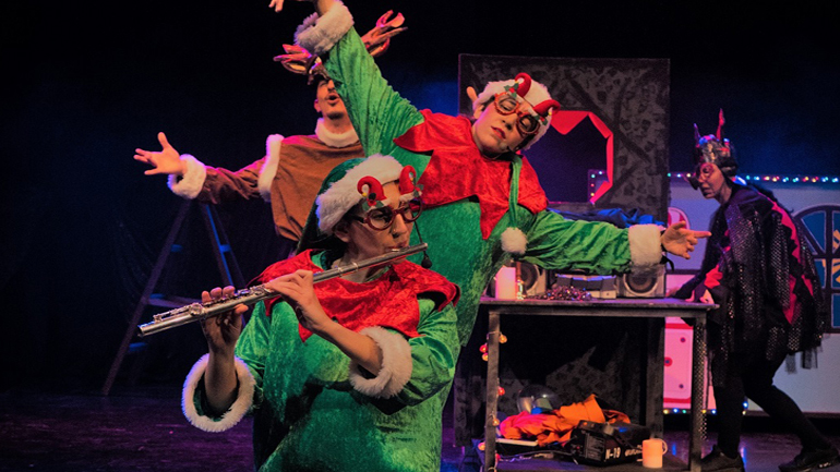 Τελευταίες παραστάσεις για το έργο «O δαγκωμένος κουραμπιές του Αϊ – Βασίλη» του Γιάννη Σερβετά στο Θέατρο Σοφούλη