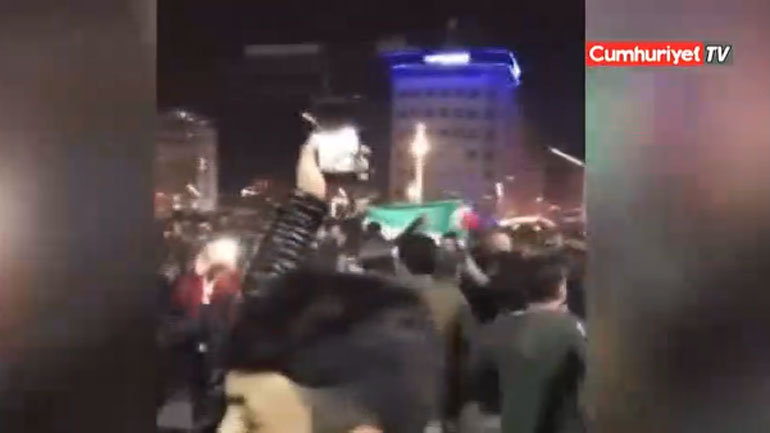 Υψώθηκε η σημαία του Ελεύθερου Συριακού Στρατού στην πλατεία Tαξίμ στην Κωνσταντινούπολη