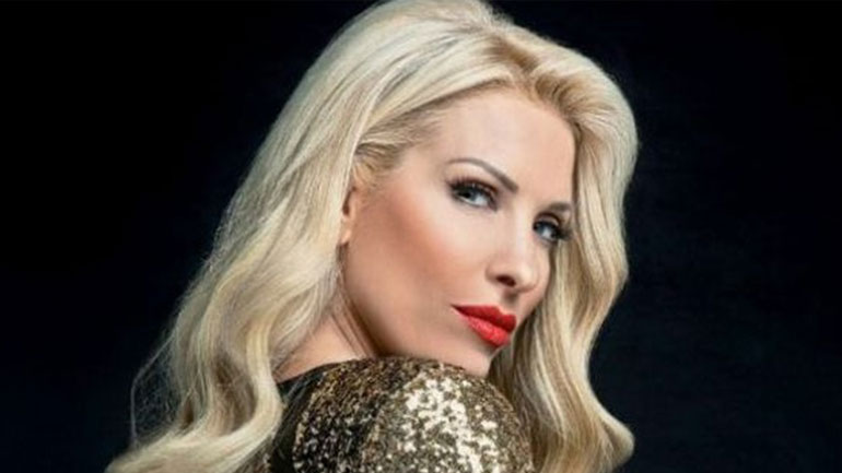 Ελένη Μενεγάκη: Ποζάρει πάνω σε καμήλα με τις κόρες της και τον σύζυγό της