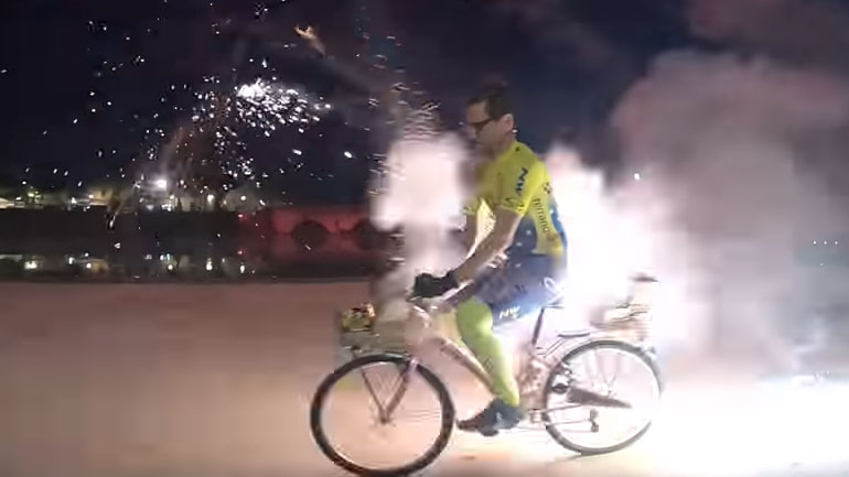 «Εκρηκτική» βόλτα: Έβαλε πυροτεχνήματα στο ποδήλατό του για να γιορτάσει την έλευση του 2019