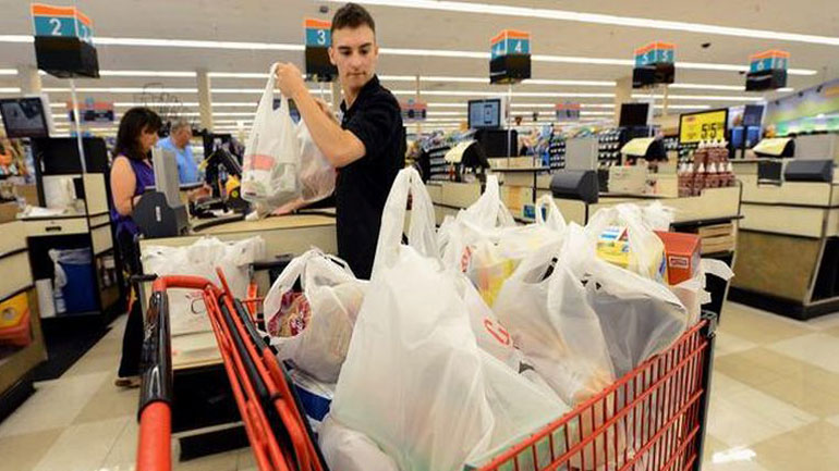 Αυξήθηκε η τιμή της πλαστικής σακούλας των σούπερ μάρκετ, από τα 4 στα 9 σεντς