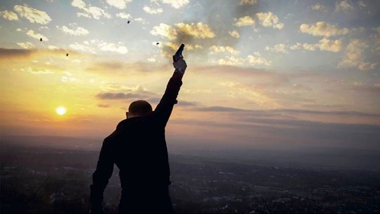 Απίστευτο συμβάν στο Ηράκλειο: Του καρφώθηκε στον ώμο “αδέσποτη” σφαίρα από τον… ουρανό