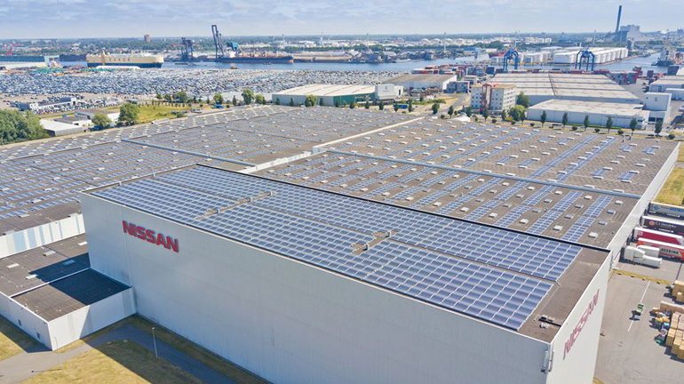 Η οροφή των εγκαταστάσεων της Nissan έχει 9.000 φωτοβολταϊκά πάνελ...