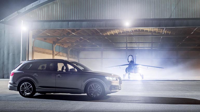 Το Audi SQ7 τα βάζει με μαχητικό αεροσκάφος