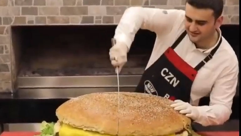 Αυτός ο σεφ φτιάχνει τις μεγαλύτερες μερίδες φαγητού στον κόσμο