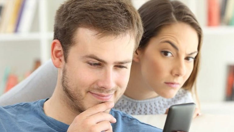 Πώς να αποβάλεις τη ζήλεια από τη σχέση σου πριν να είναι πολύ αργά