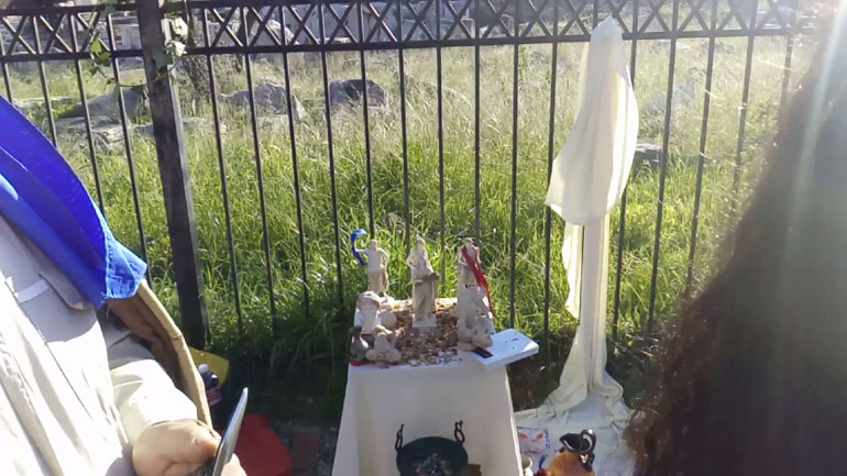 Οι άγνωστοι προκάλεσαν καταστροφές στον βωμό που είχε στηθεί, καθώς και σε αρχαιοελληνικά αγάλματα