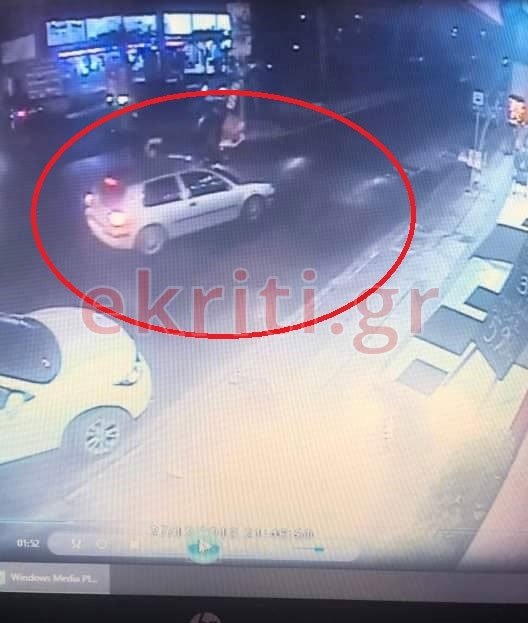 Το ασημί αυτοκίνητο συγκρούεται με το δίκυκλο και στη συνέχεια... γίνεται καπνός