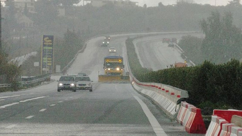Xιονόπτωση σε Μαλακάσα και Βίλια – Απαγόρευση της κυκλοφορίας φορτηγών
