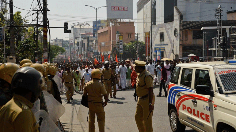 Ινδία: Επεισόδια στην Κεράλα μετά τη δικαστική απόφαση που επιτρέπει την είσοδο γυναικών σε ινδουιστικό ναό