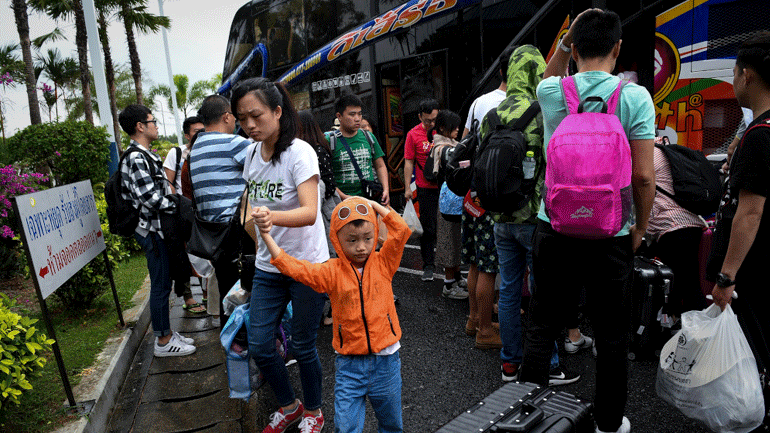 Εκατοντάδες τουρίστες εγκλωβισμένοι στα νησιά της Ταϊλάνδης εξαιτίας της καταιγίδας Παμπούκ