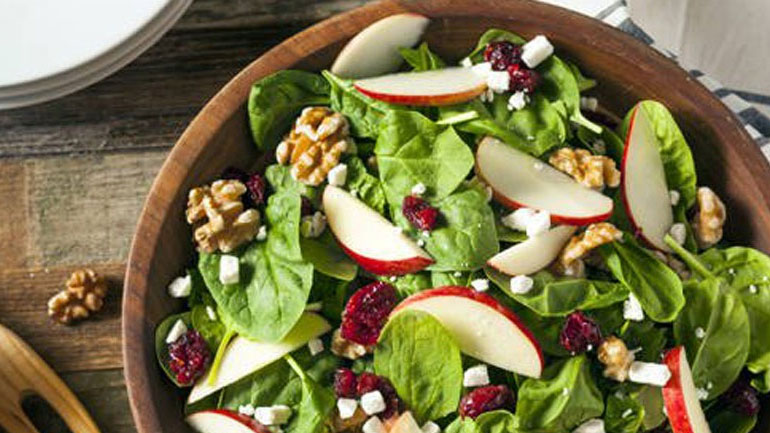 Σαλάτα με σπανάκι, μήλα και καρύδια