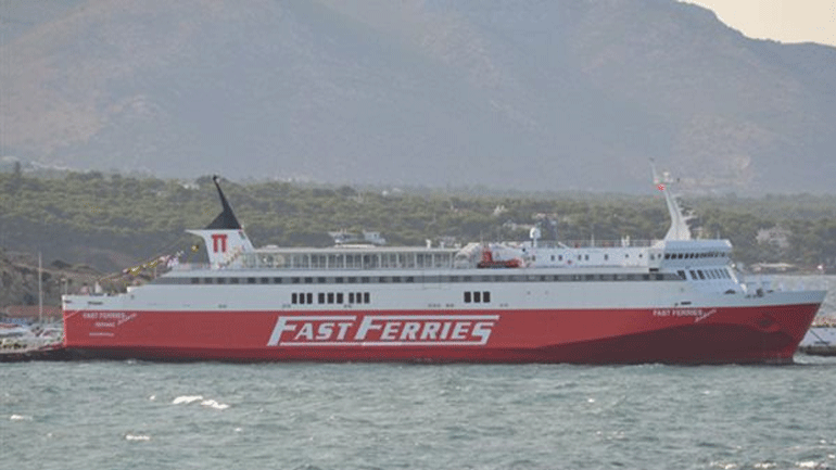 Βλάβη σε πλοίο που μεταφέρει 686 επιβάτες – Επιστρέφει στη Ραφήνα