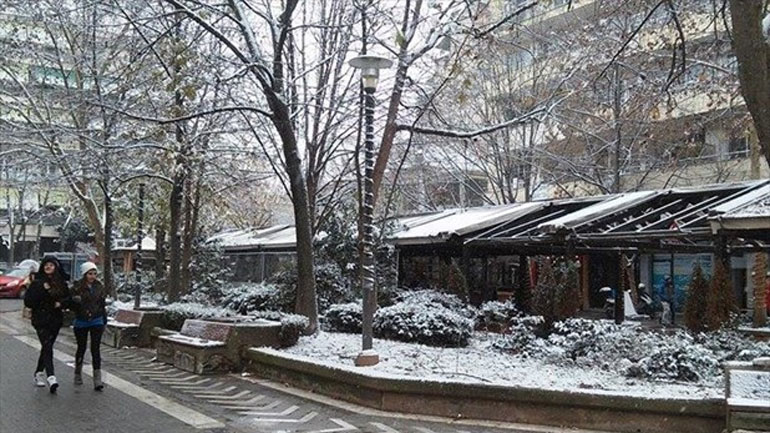 Πυκνή χιονόπτωση στη Λάρισα – Πού είναι απαραίτητη η χρήση αντιολισθητικών αλυσίδων