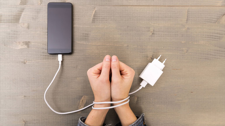 Κινητά: Οι ενήλικες είναι εξίσου εθισμένοι με τους εφήβους