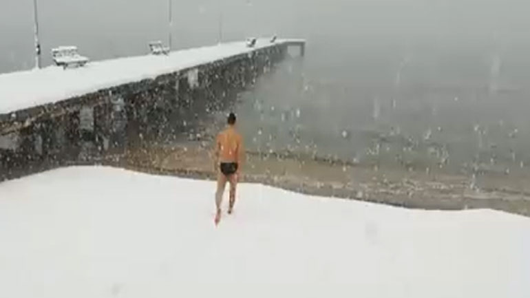 Χαλκιδική: Κολυμβητής αψήφησε το κρύο και πήγε για μπάνιο παρά τη χιονόπτωση