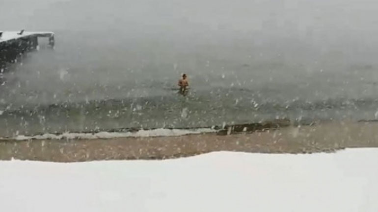 Πήγε για μπάνιο… στη χιονισμένη Χαλκιδική