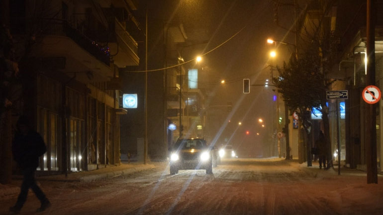 Σε παγοδρόμιο έχουν μετατραπεί οι δρόμοι στην Κοζάνη