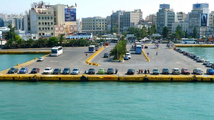 Πτώση οχήματος στο λιμάνι του Πειραιά. Άγνωστο αν υπήρχαν επιβαίνοντες