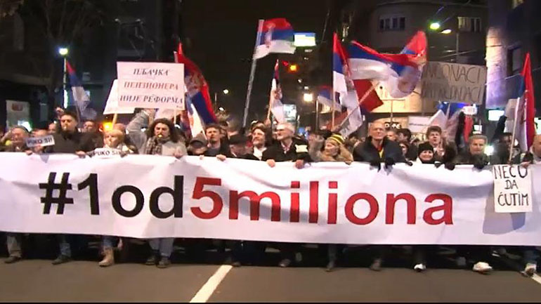 Βελιγράδι: Χιλιάδες άνθρωποι αψήφησαν το ψύχος και διαδήλωσαν κατά του Βούτσιτς