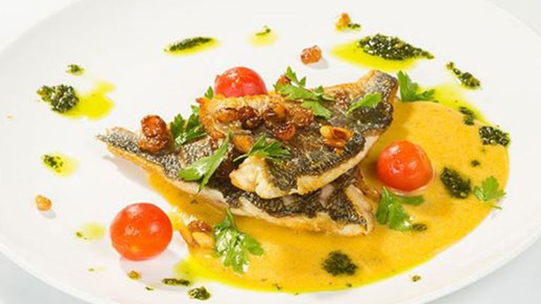 Λαβράκι φιλέτο με αρωματική σάλτσα