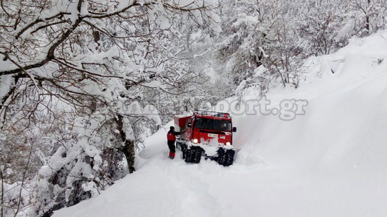 Φθιώτιδα: Με ερπυστριοφόρο και πορεία μέσα στα χιόνια πήγαν τα φάρμακα σε ηλικιωμένο ζευγάρι
