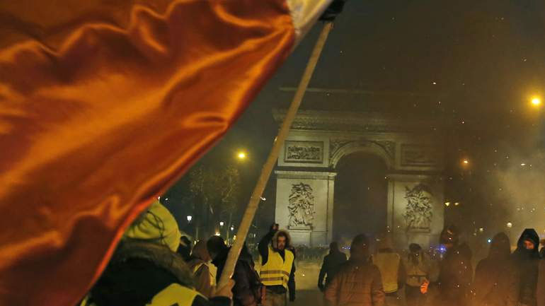 Γαλλία: Απομακρύνθηκε ο κυβερνητικός εκπρόσωπος μετά την εισβολή «κίτρινων γιλέκων» στο υπουργείο του