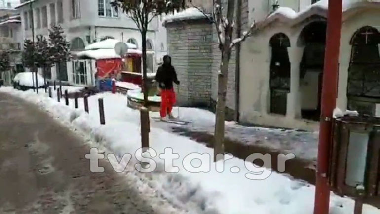 Καρπενήσι: Φόρεσε πέδιλα του σκι και έκανε βόλτα στο κέντρο της πόλης