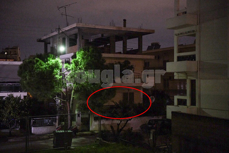 Το σπίτι στο οποίο έχει ταμπουρωθεί ο 60χρονος